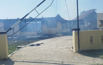 Api Massa Akhirnya Ludeskan Polsek Muara Batang Gadis