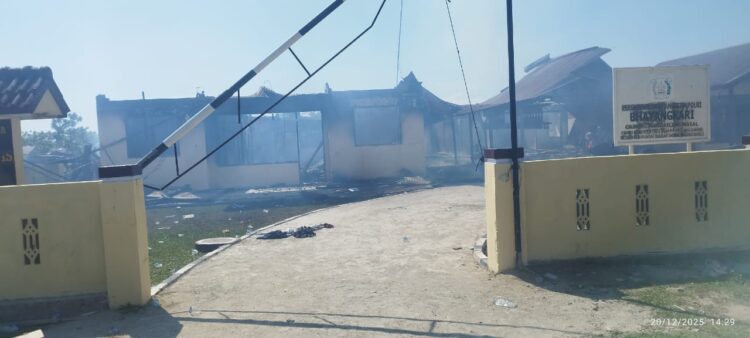 Api Massa Akhirnya Ludeskan Polsek Muara Batang Gadis