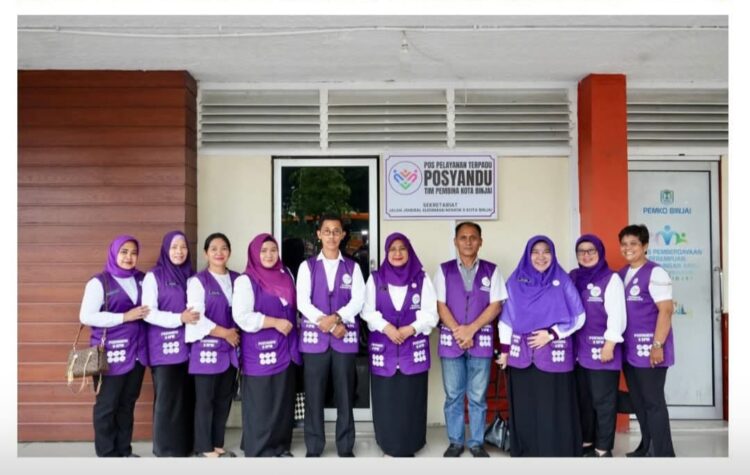 Ketua Tim Pembina Posyandu Kota Binjai Serahkan Bantuan Kepada Penyandang Disabilitas