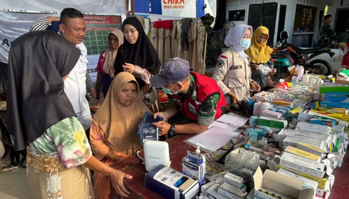 Satgas Kesdam I/BB Periksa Kesehatan Warga Terdampak Banjir Bandang Di Tapsel