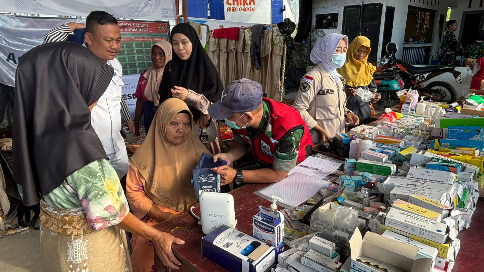 Satgas Kesdam I/BB Periksa Kesehatan Warga Terdampak Banjir Bandang Di Tapsel