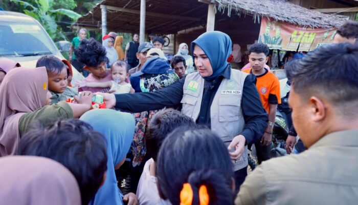 Kak Na Antar Bantuan Masa Panik ke Blang Seunong