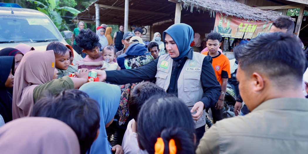 Kak Na Antar Bantuan Masa Panik ke Blang Seunong