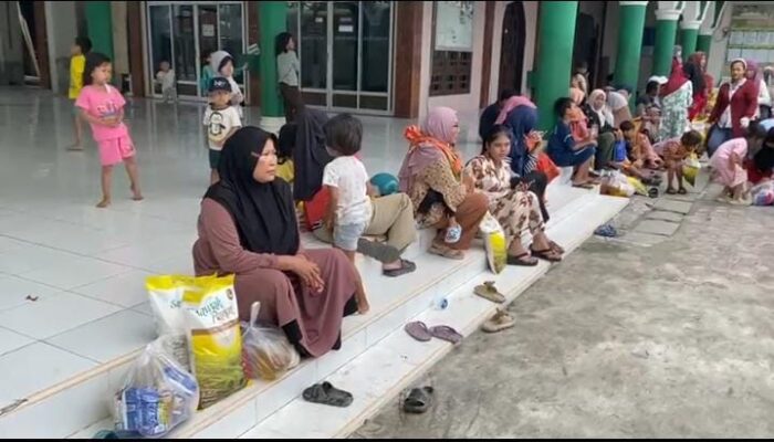 Management Pembangunan Stand Coffee Berbagi Ratusan Paket Sembako Di Desa SeI Rotan