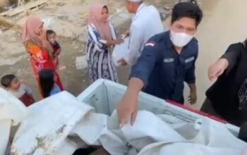 Rektor UNIPAL Turun Langsung Bagikan Bantuan Terdampak Banjir