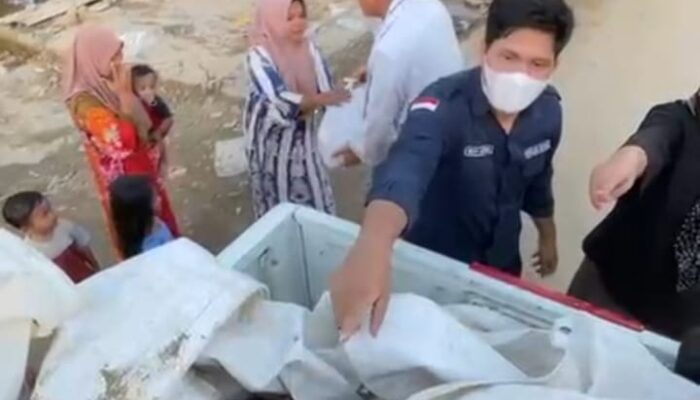 Rektor UNIPAL Turun Langsung Bagikan Bantuan Terdampak Banjir