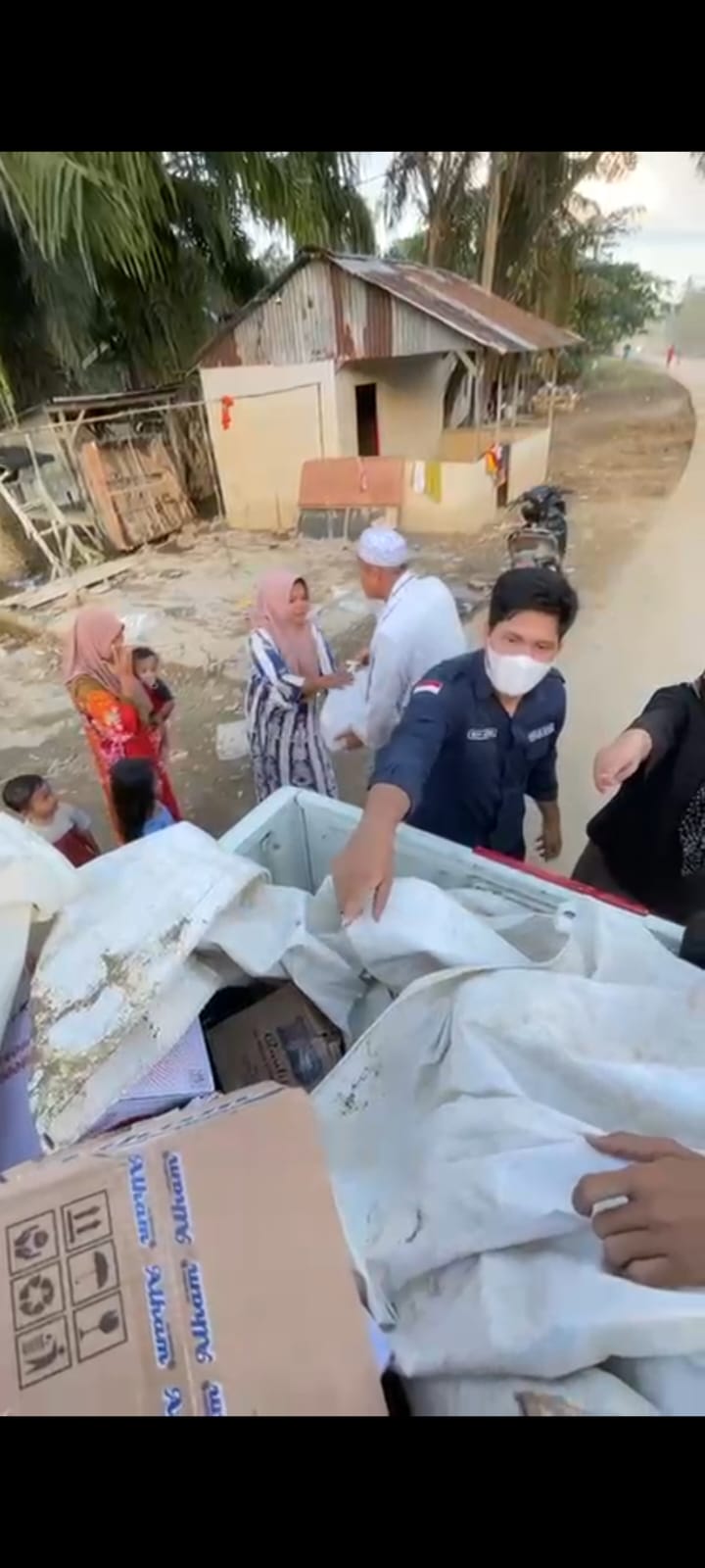 Rektor UNIPAL Turun Langsung Bagikan Bantuan Terdampak Banjir