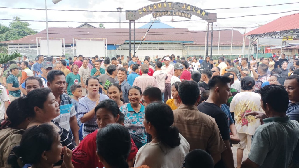 Ratusan Warga Geruduk Polsek Lahewa Tuntut Tersangka Pembunuhan Segera Ditangkap