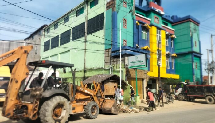 PT. Timbang Langsa Kerahkan Alat Berat Bersihkan Sampah Dan Lumpur Pascabanjir