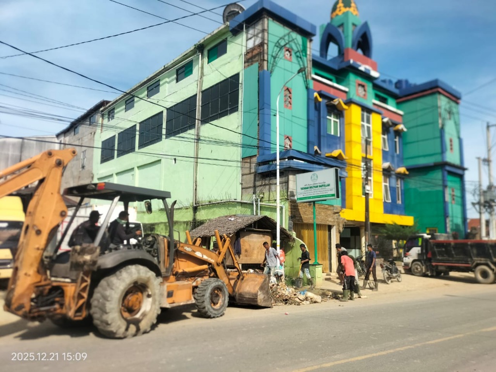 PT. Timbang Langsa Kerahkan Alat Berat Bersihkan Sampah Dan Lumpur Pascabanjir