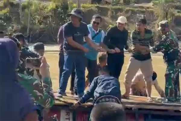 Rakit Yang Dinaiki Wagub Aceh Terbalik Saat Menuju Pameu