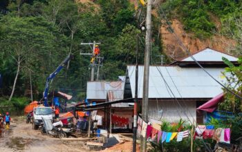 Petugas PLN sedang memperbaiki konstruksi jaringan listrik di Desa Lubuk Sibuk, Kuala Simpang, Aceh Tamiang. Jaringan listrik ini merupakan salah satu yang terdampak oleh banjir dan tanah longsor yang sempat melanda wilayah tersebut.