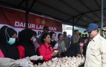 Presiden Prabowo Subianto terlihat cek dapur umum bencana di Tapanuli, Sumatera Utara, sambil berdialog dengan petugas dapur lapangan TNI–Polri yang menyiapkan ratusan paket makanan untuk para pengungsi. Kehadiran Prabowo di dapur umum ini menegaskan komitmen pemerintah dalam memastikan distribusi logistik dan kebutuhan warga terdampak bencana terpenuhi dengan cepat dan tepat.