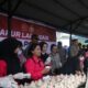 Presiden Prabowo Subianto terlihat cek dapur umum bencana di Tapanuli, Sumatera Utara, sambil berdialog dengan petugas dapur lapangan TNI–Polri yang menyiapkan ratusan paket makanan untuk para pengungsi. Kehadiran Prabowo di dapur umum ini menegaskan komitmen pemerintah dalam memastikan distribusi logistik dan kebutuhan warga terdampak bencana terpenuhi dengan cepat dan tepat.