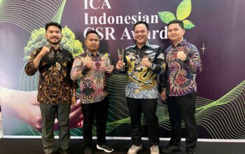 Hadir langsung untuk menerima penghargaan, Senior Manager Perizinan, Pertanahan dan Komunikasi PLN UIP Sumbagut, Alfredo Pakpahan, didampingi Team Leader Administrasi dan Keuangan PLN UPP Sumbagut 3, Rianto, Officer Komunikasi dan TJSL, Divo Hutabarat, serta Junior Technician Konstruksi, Abdul Rahim Algifari.