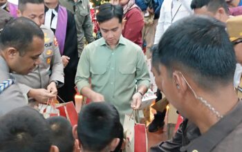 Wapres RI Bagikan Hadiah Natal Kepada Anak-anak Di GKPI Pearaja Tarutung Taput