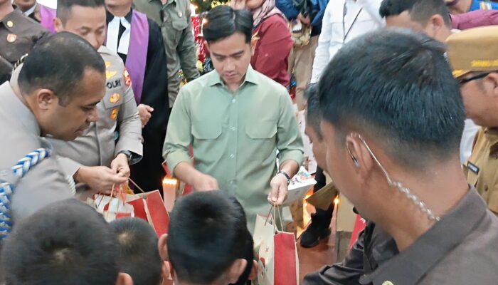 Wapres RI Bagikan Hadiah Natal Kepada Anak-anak Di GKPI Pearaja Tarutung Taput
