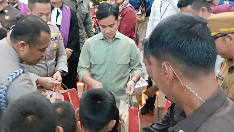 Wapres RI Bagikan Hadiah Natal Kepada Anak-anak Di GKPI Pearaja Tarutung Taput