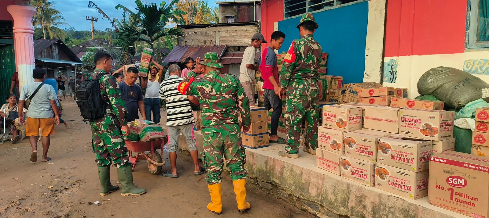 Satgas Gulbencal Kodam I/BB Salurkan Bantuan Sembako Kepada Pengungsi Kelurahan Sipange