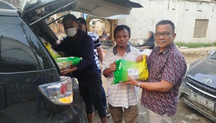 Plt Kadiskop UKM Aceh Salurkan Bantuan Logistik Korban Banjir Aceh Tamiang