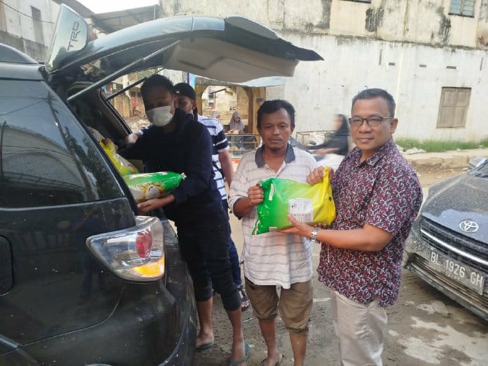 Plt Kadiskop UKM Aceh Salurkan Bantuan Logistik Korban Banjir Aceh Tamiang