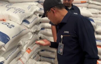 Wakil Direktur Utama Perum Bulog, Mayjen (Purn) TNI Marga Taufik melakukan pengecekan dan memastikan langsung kondisi dan kesiapan stok pangan di gudang Bulog Kanwil Medan.