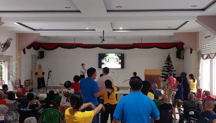 Penghuni Graha Residen Karya Kasih dihibur Oleh Anak-anak Berkebutuhan Khusus Sekolah Alam Medan
