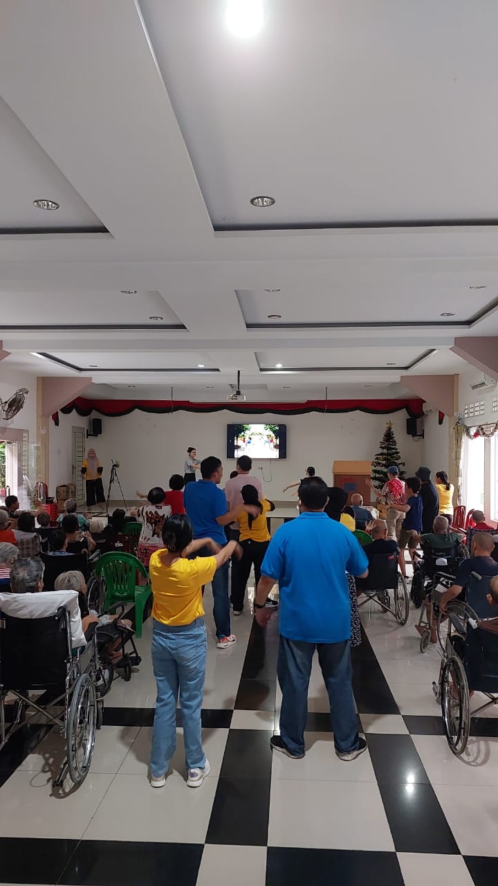 Penghuni Graha Residen Karya Kasih dihibur Oleh Anak-anak Berkebutuhan Khusus Sekolah Alam Medan