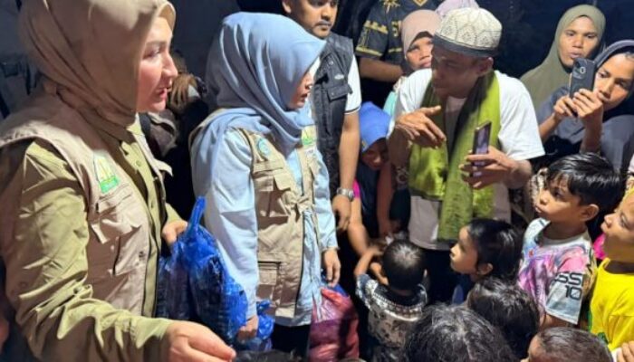 Kak Na Antar Bantuan Ke Lhok Gunci, Perkampungan Yang Berubah Menjadi Sungai