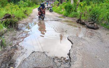 Ratusan KK Desa Rumbio Desak Bupati Dan DPRD Madina Rehab Jalan
