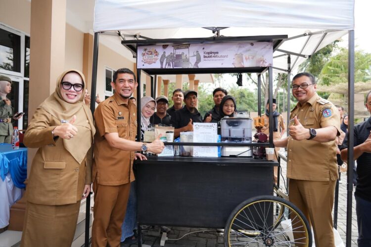 Tutup Pelatihan Keterampilan, Asri Ludin Tambunan Serahkan Ratusan Bantuan Peralatan