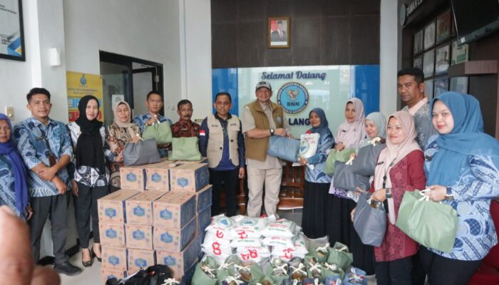 Kepala BNNP Aceh Salurkan Bantuan Ke Personel BNN Langsa Terdampak Banjir