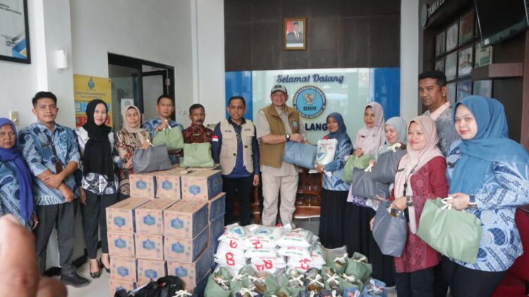 Kepala BNNP Aceh Salurkan Bantuan Ke Personel BNN Langsa Terdampak Banjir