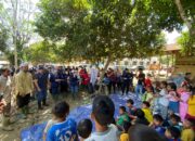 Direktur Telkom Ikut Bermain Dengan Anak-anak Korban Banjir Bandang Di Aceh Tamiang