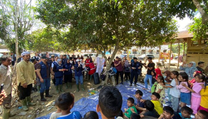 Direktur Telkom Ikut Bermain Dengan Anak-anak Korban Banjir Bandang Di Aceh Tamiang