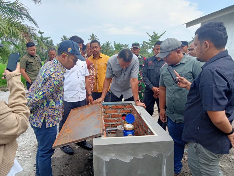 Anggota DPR-RI Musa Rajekshah Tinjau Uji Coba Sistem Pamsimas Di PantaiLabu