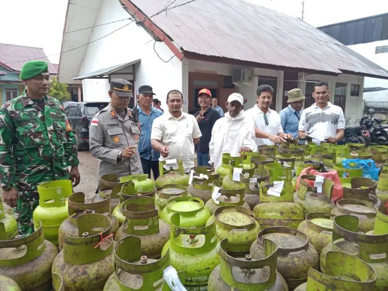 Redam Kelangkaan LPG, Camat Darul Imarah Kembali Salurkan 1.680 Tabung 3 Kg