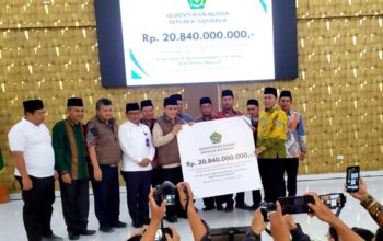 Wamenag Romo Serahkan Bantuan Rp20,840 Miliar Untuk Sarpras Terdampak Bencana Sumut