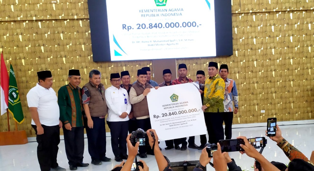 Wamenag Romo Serahkan Bantuan Rp20,840 Miliar Untuk Sarpras Terdampak Bencana Sumut