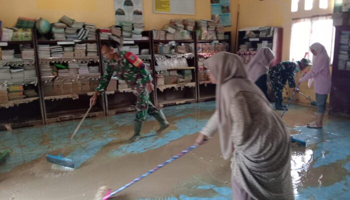 Percepat Pemulihan Pascabanjir, Mahasiswa FUAD IAIN Langsa Dan Kodim Aceh Timur Bersihkan Sekolah