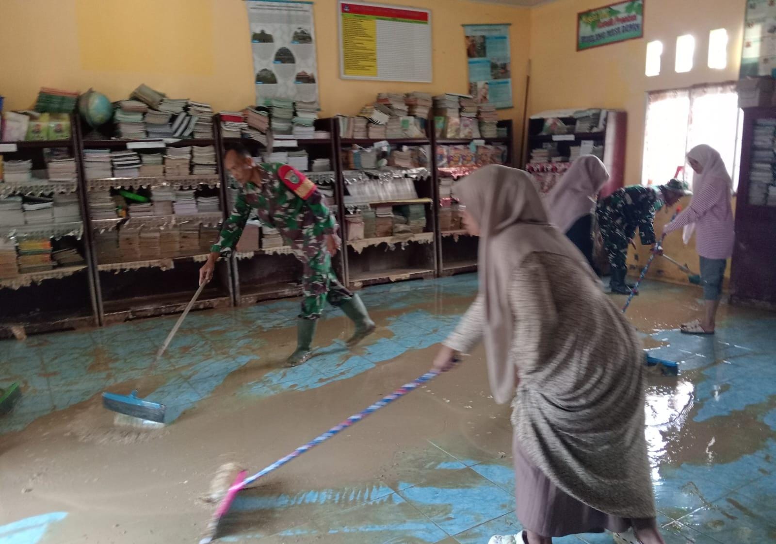 Percepat Pemulihan Pascabanjir, Mahasiswa FUAD IAIN Langsa Dan Kodim Aceh Timur Bersihkan Sekolah