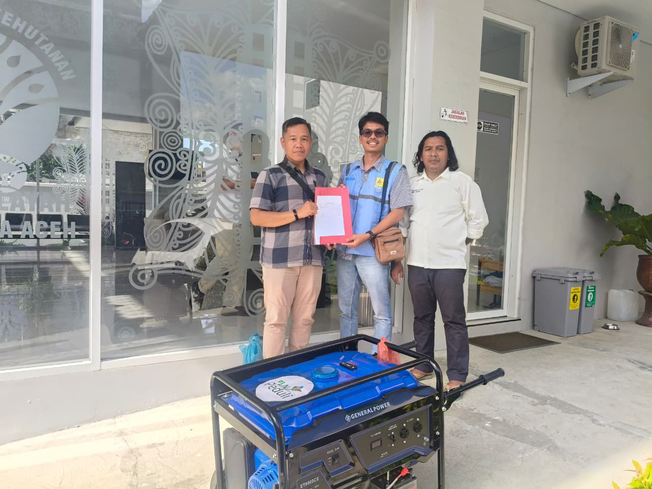 Dukung Operasional Perkantoran, PLN Serahkan Genset Ke BPKH Banda Aceh