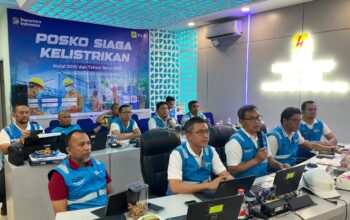 General Manager PLN UID Sumatera Utara, Mundhakir saat memberikan arahan saat Siaga Kelistrikan pada Malam Natal 24 Desember 2025