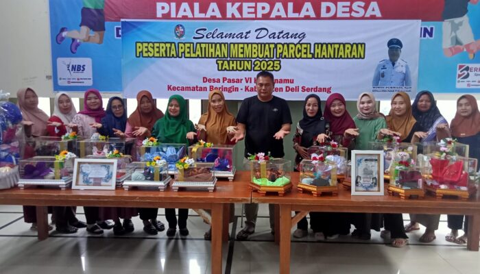 Kepala Desa Pasar VI Kualanamu Tutup Pelatihan Membuat Parcel Hantaran