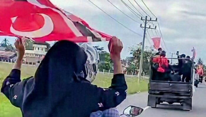 Konvoi Kemanusiaan Pidie Bawa Bantuan Korban Banjir Di Aceh Kibarkan Bendera GAM