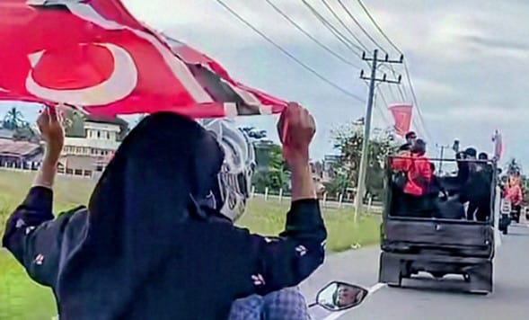 Konvoi Kemanusiaan Pidie Bawa Bantuan Korban Banjir Di Aceh Kibarkan Bendera GAM