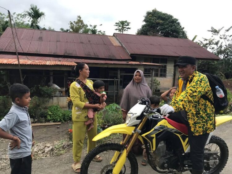 Wabup Muchsin Hasan Menyusuri Jalanan Di Ketol, Masih Banyak Tertutup Lumpur