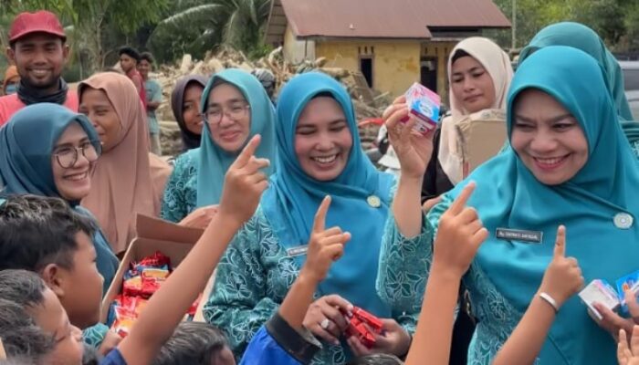 TP-PKK Pusat Serahkan Bantuan Di Lokasi Bencana Banjir Aceh Utara