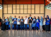 H. Juli Sawitma Nasution Berikan Buku Biografi Kepada Dewan Guru Yayasan Pendidikan An Naas Binjai