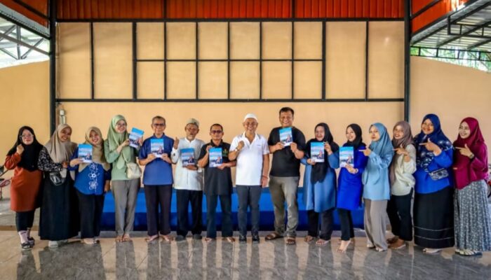 H. Juli Sawitma Nasution Berikan Buku Biografi Kepada Dewan Guru Yayasan Pendidikan An Naas Binjai